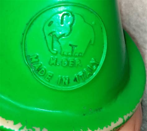 Dettaglio del marchio Ledraplastic con l'elefante e lo squeaker integrato
