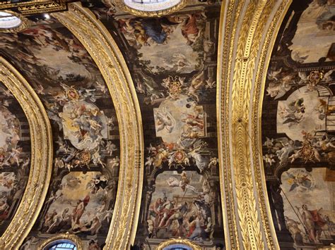 Interno barocco della Concattedrale di San Giovanni con i soffitti dipinti