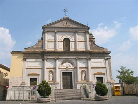 Facciata della Cattedrale di Avellino, stile romanico e neoclassico