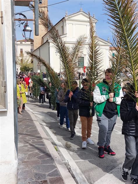 Foto della processione delle Palme a Gangi, con i confrati che portano le palme intrecciate e i Tamburinara.