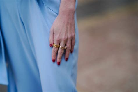 Foto di un anello rosario indossato al dito, in primo piano