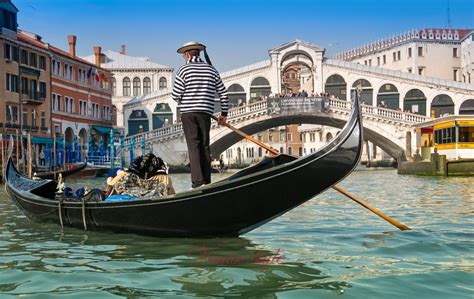 Canali e gondole di Venezia con il Campanile di San Marco sullo sfondo