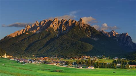 Veduta panoramica delle Dolomiti che circondano l'area di Dobbiaco