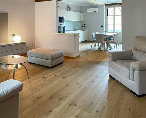 Interno di un appartamento moderno con pavimento in parquet e vista sulle montagne