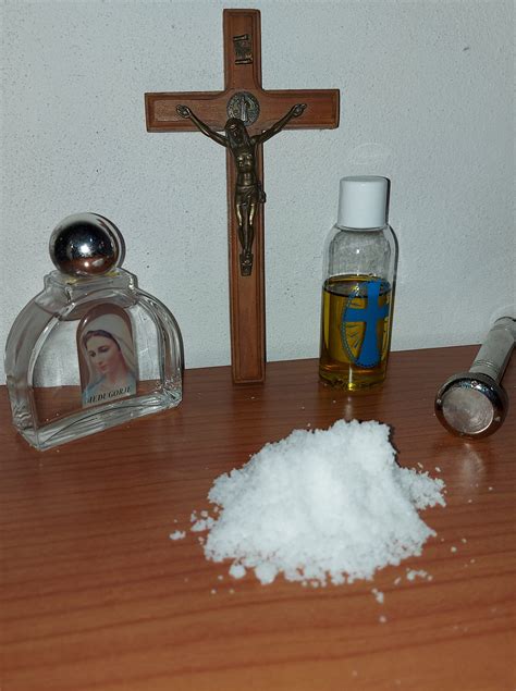 Immagine di sacramentali: acqua santa, olio esorcizzato, sale esorcizzato