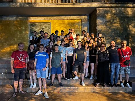 Foto di gruppo di giovani dell'oratorio di San Paolo Apostolo durante un'attività ludica o formativa