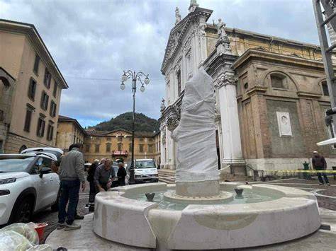 Immagine della fontana dell'acqua benedetta a San Damiano