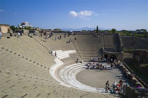 Anfiteatro di Pompei con pannelli informativi della mostra Pink Floyd