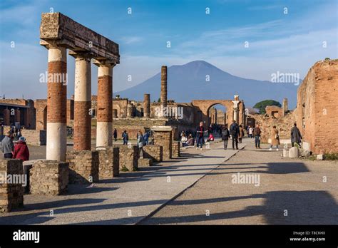 Veduta del Foro di Pompei con il Vesuvio sullo sfondo