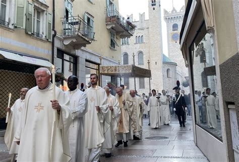 Foto di Don Jgor Michelini in un contesto pastorale