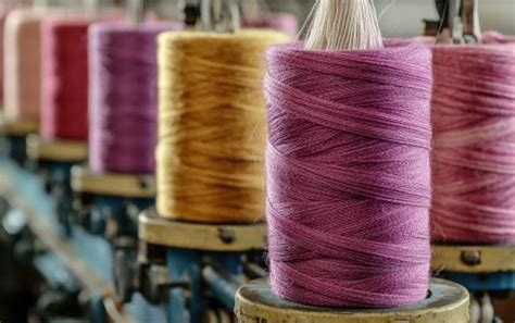 Foto ravvicinata della texture del filato Lang Novena che mostra la torsione e la morbidezza delle fibre di lana