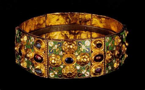 Ciborio di Arnolfo, oreficeria carolingia con smalti cloisonné e gemme