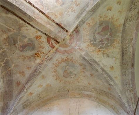 Foto interna del Santuario, mettendo in evidenza gli affreschi della volta