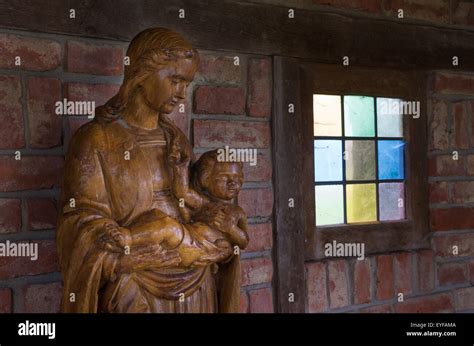 Foto della statua lignea della Beata Vergine con Bambino e dell'altare maggiore