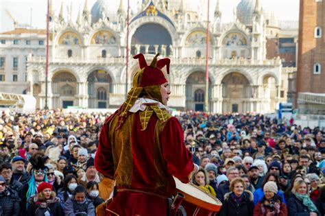 Piazza San Marco a Venezia con una folla e Paolo VI che impone la stola a Luciani