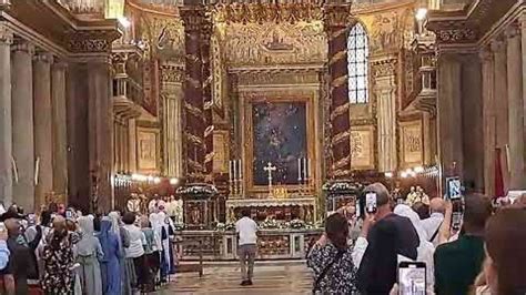 Illustrazione artistica della nevicata miracolosa sull'Esquilino, con Papa Liberio che traccia il perimetro della basilica