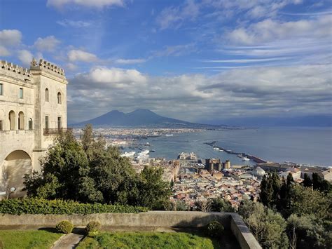 Veduta panoramica della Certosa di San Martino a Napoli con il Vesuvio sullo sfondo