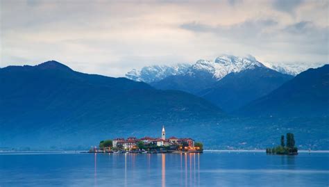 Veduta panoramica del Lago Maggiore con le montagne circostanti