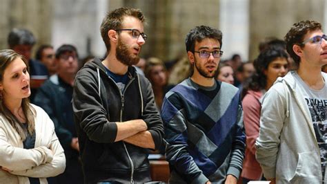 Giovani partecipanti a un evento ecclesiale o di gruppo in chiesa