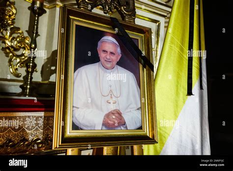 Ritratto del Papa emerito Benedetto XVI in preghiera o in un momento di riflessione