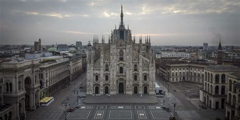 Foto dell'altare maggiore del Duomo di Milano con dettaglio dei bassorilievi