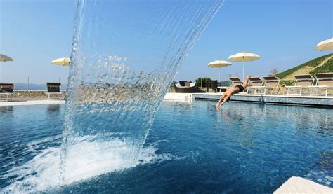 Foto dei giardini tematici e della piscina panoramica del Relais.