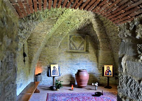 Interno della chiesa del Sacro Eremo di Camaldoli, con particolare sugli affreschi della volta