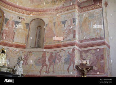 Dettaglio degli affreschi medievali nell'abside