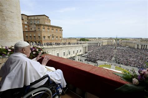Foto di Papa Francesco che impartisce una benedizione Urbi et Orbi