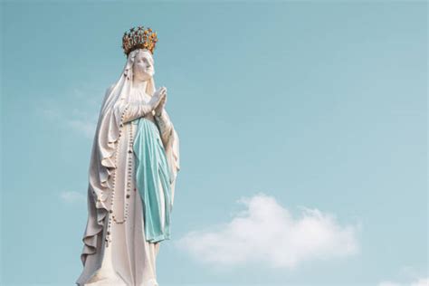 Immagine della Vergine Incoronata a Lourdes o dell'offerta floreale