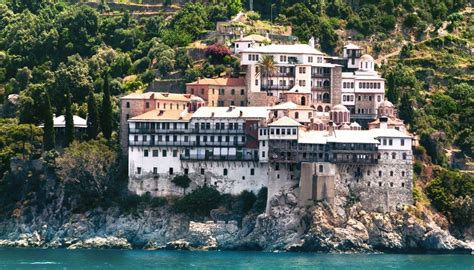 Foto panoramica dei monasteri fortificati arroccati sulle scogliere del Monte Athos