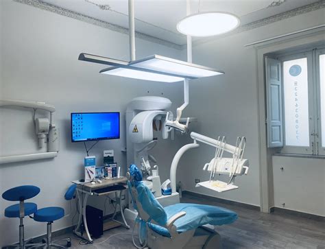 Foto di un moderno studio odontoiatrico con attrezzature avanzate