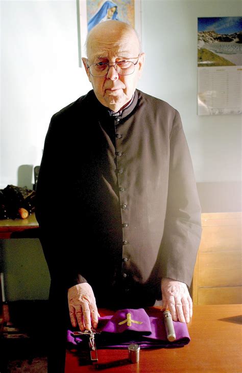 Ritratto di Padre Gabriele Amorth durante le sue attività pastorali e di esorcismo