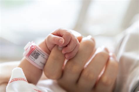 Foto di madre e neonato insieme in una stanza d'ospedale, in modalità rooming-in