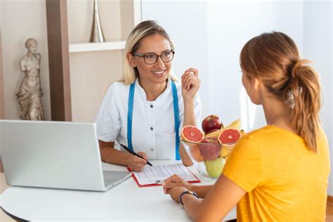Foto di una nutrizionista che interagisce con un paziente durante una consultazione
