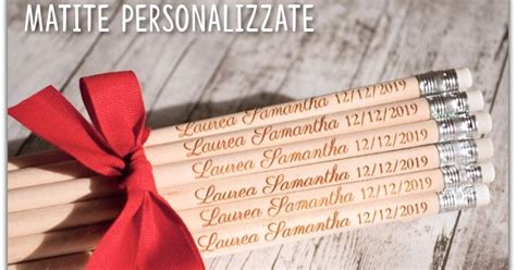 Foto di gruppo di matite personalizzate con nastri colorati e dettagli grafici dedicati al battesimo