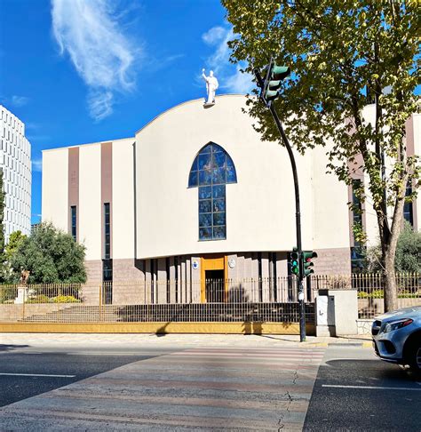 Foto tematica della Cattedrale di San Paolo a Tirana, mostrando la sua architettura moderna