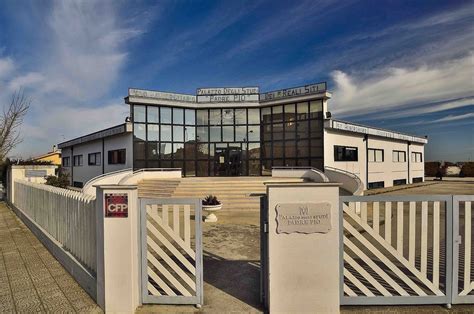 Veduta panoramica del complesso scolastico Palazzo degli Studi Padre Pio immerso nel verde