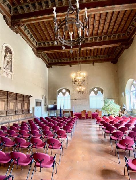 Foto interna di una sala comune in un convento ristrutturato
