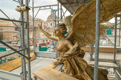 Dettaglio delle sculture laterali dell'Altare Corbinelli