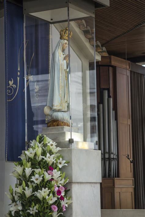 foto della Cappella delle Apparizioni di Fatima con la statua della Madonna