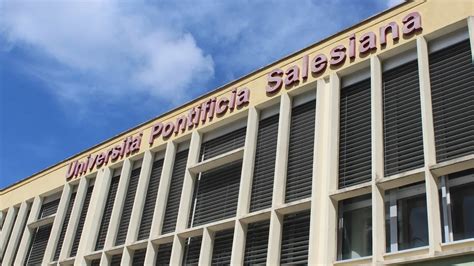 Foto esterna del campus dell'Università Pontificia Salesiana a Roma, con l'architettura caratteristica