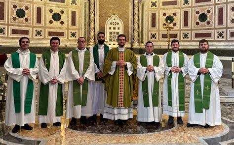Foto di un gruppo di sacerdoti Oblati di Rho in un momento comunitario o di preghiera