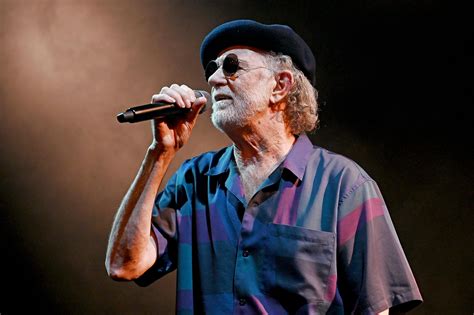 Francesco De Gregori al pianoforte durante un concerto, con un'atmosfera pensosa