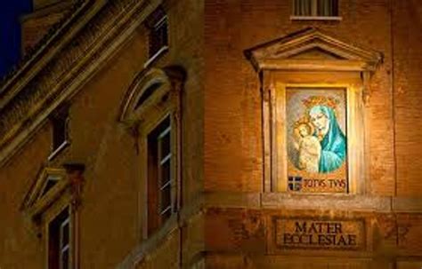 Mosaico di Maria Mater Ecclesiae in Piazza San Pietro
