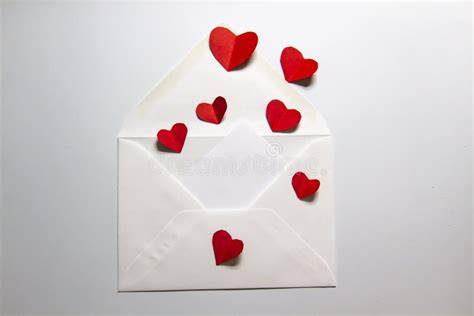 Immagine elegante con cuori glitterati e una busta da lettera con cuori magenta