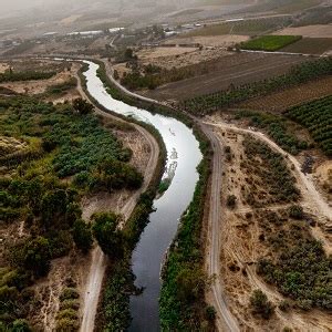 Paesaggio della Valle del Giordano con il fiume e il Mar Morto