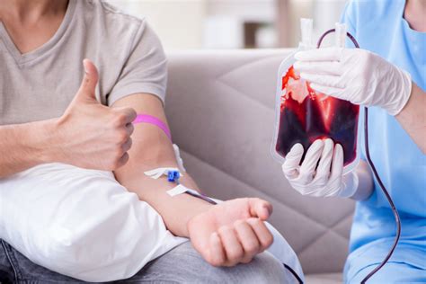 medici e ricercatori che esplorano alternative alle trasfusioni di sangue