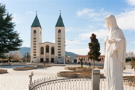 Foto panoramica del santuario di Medjugorje con fedeli