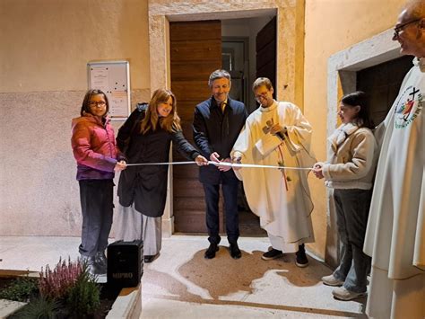 Foto dell'inaugurazione della casa parrocchiale di Cognola con folla